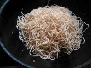 把面铺在最上面，盖盖焖十几分钟。中途可以用筷子扒开锅底的小口，看一下菜汁是否收干。如果汤汁收干而面不太熟，就兑加少量热水至汁差不多干了,面也熟了的程度。
切记：中途不要翻动面条。在面条熟之前翻动就会使面条糊化成一坨了。