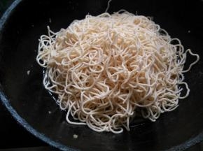 把面铺在最上面，盖盖焖十几分钟。中途可以用筷子扒开锅底的小口，看一下菜汁是否收干。如果汤汁收干而面不太熟，就兑加少量热水至汁差不多干了,面也熟了的程度。
切记：中途不要翻动面条。在面条熟之前翻动就会使面条糊化成一坨了。