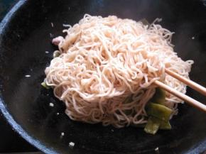 焖好后，再用筷子把面条扒拉散开，使面与菜混合好。