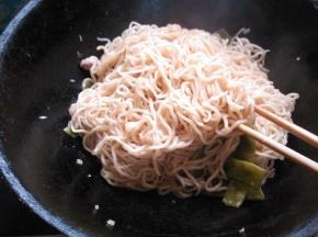 焖好后，再用筷子把面条扒拉散开，使面与菜混合好。