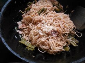 最后把剩余的一半蒜末加入，翻拌。