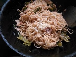 最后把剩余的一半蒜末加入，翻拌。