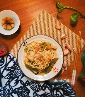 面条劲道，肉片的香味裹匀在每一根面上，配上生蒜、糖蒜都一样过瘾哦！