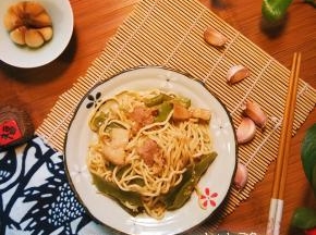 面条劲道，肉片的香味裹匀在每一根面上，配上生蒜、糖蒜都一样过瘾哦！