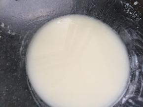 牛奶加食用油 搅拌到看不见油花