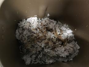 瘦肉洗净切2-3cm块装 冷水下锅 煮沸捞出去血沫