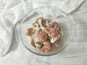 鸡腿剔骨切成小块