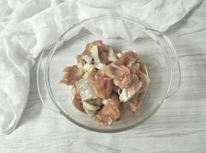 鸡腿剔骨切成小块