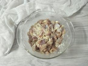 加姜片、料酒、胡椒粉和盐腌制半小时