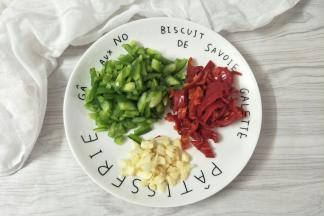 等腌制的时候切好辣椒和蒜头