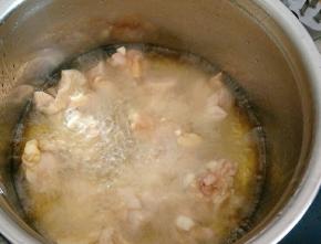 入油锅中小火炸熟捞出，再大火复炸一遍酥脆取出沥油