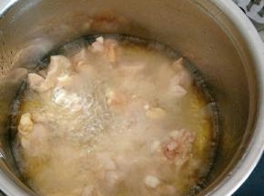 入油锅中小火炸熟捞出，再大火复炸一遍酥脆取出沥油