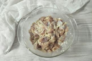 腌好后捡出姜片，加入蒜末和适量淀粉抓匀