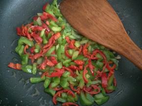 另起锅，倒入适量油炒青红椒