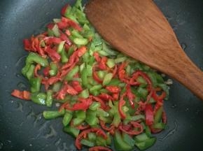 另起锅，倒入适量油炒青红椒