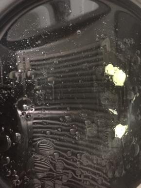 热锅冷油，放入姜片爆一下，倒入水，三人份量的水（大火）