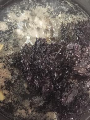 加入紫菜，滚1分钟