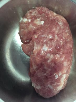肉剁成末，不需腌制