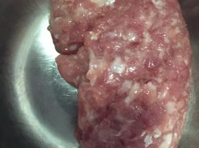 肉剁成末，不需腌制