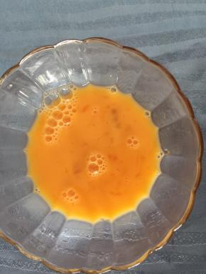 鸡蛋打入碗里，要打散打均匀