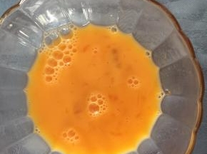 鸡蛋打入碗里，要打散打均匀