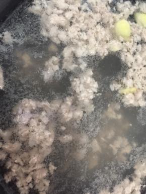 水烧开后加入肉末，滚5分钟转中小火再滚2分钟