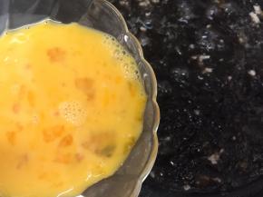 倒入鸡蛋液，边倒边顺一个方向搅拌