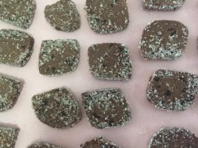 均匀滚一下粗砂糖，有间隔地排放到烤盘上
180度烤20分钟
分二步，如下：
1:烤十分钟取出，翻面
2:翻面后再入烤箱烤10分钟即可