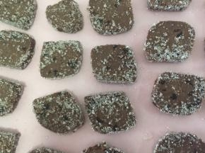 均匀滚一下粗砂糖，有间隔地排放到烤盘上
180度烤20分钟
分二步，如下：
1:烤十分钟取出，翻面
2:翻面后再入烤箱烤10分钟即可
