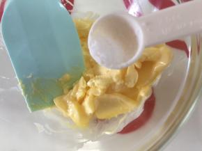 黄油室温软化至轻按有坑，加入盐