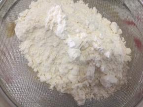 筛入糖粉，混合均匀即可，不要过度搅拌