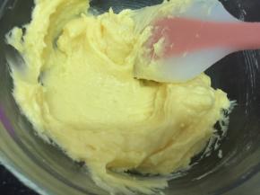 加入蛋液，搅拌至蛋液被完全吸收，不要出现油水分离