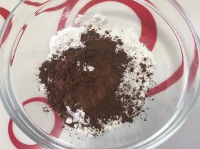 同一个干净的大碗，放入可可粉和低筋粉