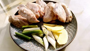 鸡翅划刀，葱切段，姜切片。