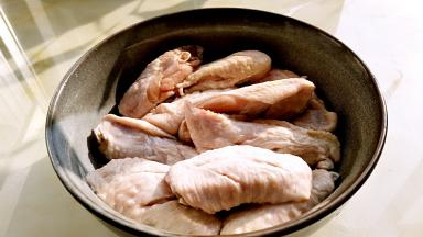 鸡翅清水浸泡2个小时去血水。