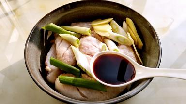 加入葱，姜，生抽，味精，料酒，盐。