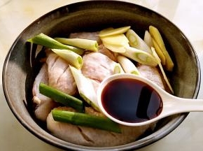 加入葱，姜，生抽，味精，料酒，盐。