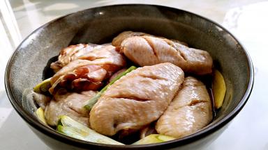 拌匀腌制30分钟，过程多次反面。