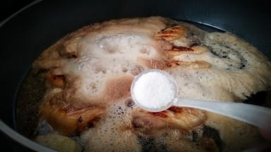 调入盐，打火烧开。