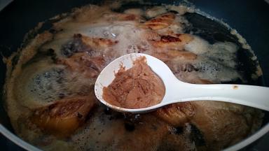 漂去血沫，不加盖中火炖8分钟。