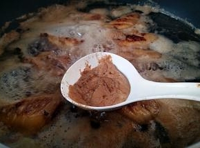 漂去血沫，不加盖中火炖8分钟。