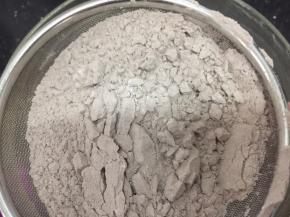 筛入粉类混合物