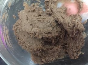 搅拌至无干粉状