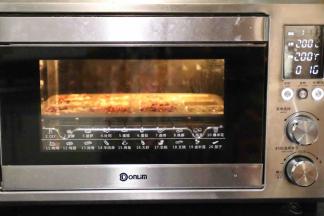 东菱烤箱预热200度3分钟，中下层200度烘烤15分钟即可（上次均匀后可覆盖锡纸）