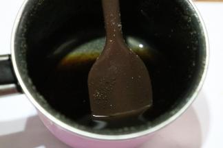 黄油小火搅拌加热沸腾至茶色（加热完最好过筛一次，我没有过筛）