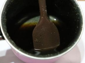 黄油小火搅拌加热沸腾至茶色（加热完最好过筛一次，我没有过筛）