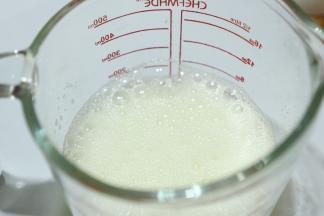 以上配方适用于学厨金色12连不沾正方形费南雪模具一份的用量。
（低粉，杏仁粉，糖粉提前过筛备用）把蛋清用打蛋器打至粗泡眼的状态（不用打发）
