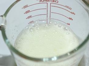 以上配方适用于学厨金色12连不沾正方形费南雪模具一份的用量。
（低粉，杏仁粉，糖粉提前过筛备用）把蛋清用打蛋器打至粗泡眼的状态（不用打发）
