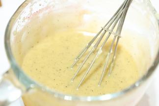 待黄油温热的时候就可以倒入面糊中，搅拌均匀。