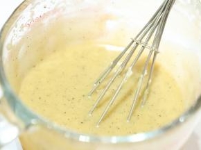 待黄油温热的时候就可以倒入面糊中，搅拌均匀。